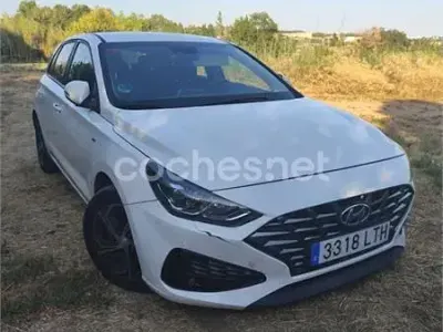 Usado Hyundai i30 120 CV (88 kW) 2021 Blanco Berlina