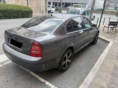 Usado Skoda Superb Elegance 131 CV (96 kW) 2005 Gris Berlina