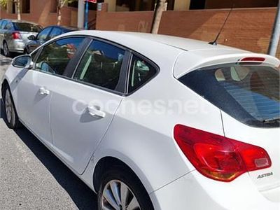 Usado Opel Astra Selective 115 CV (84 kW) 2013 Blanco Familiar
