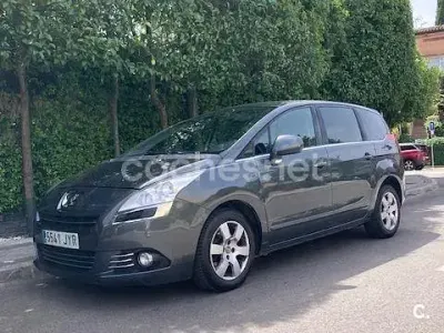 Usado Peugeot 5008 Active 115 CV (84 kW) 2013 Gris / plata Monovolumen