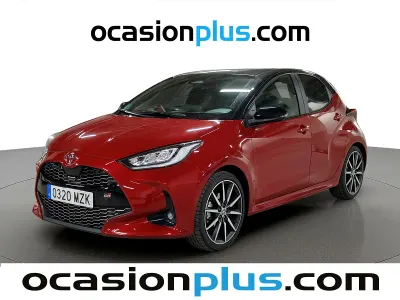 Usado Toyota Yaris Hybrid Plus 131 CV (96 kW) 2025 Rojo Utilitario