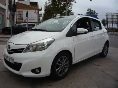 Usado Toyota Yaris Active 90 CV (66 kW) 2014 Blanco Utilitario
