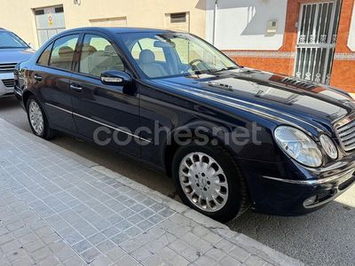 Azul Usado 2004 Mercedes E240 Elegance Berlina | 4800 €
