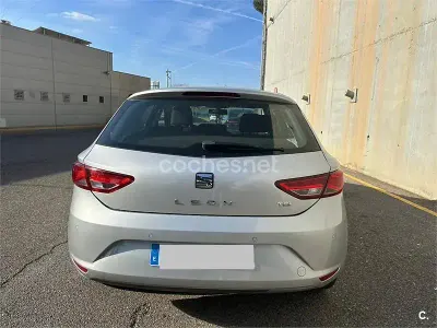 Usado Seat Leon Reference 105 CV (77 kW) 2014 Gris / plata Berlina