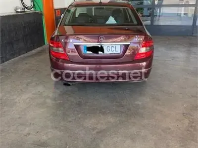 Usado Mercedes C220 Avantgarde 150 CV (110 kW) 2008 Granate Berlina