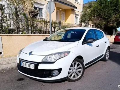 Begagnad Renault Mégane Business 90 HK (66 kW) 2013 Vit Sedan