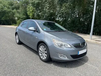 Usado Opel Astra Enjoy 110 CV (80 kW) 2010 Gris / plata Berlina