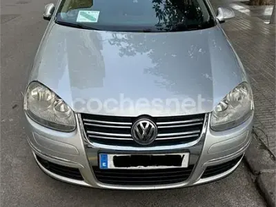 Usado VW Jetta Trendline 105 CV (77 kW) 2006 Gris / plata Berlina