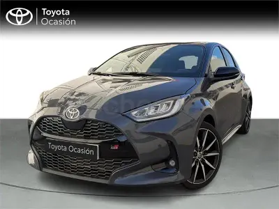 Usado Toyota Yaris Hybrid Plus 130 CV (95 kW) 2025 Gris / plata Berlina