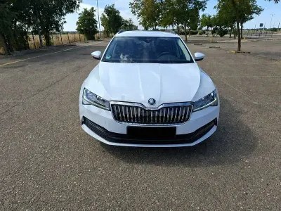 Usado Skoda Superb Ambition 200 CV (147 kW) 2022 Blanco Familiar