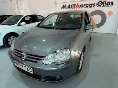 Usado VW Golf IV Highline 105 CV (77 kW) 2006 Gris / plata Berlina