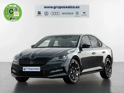 Usado Skoda Superb SportLine 150 CV (110 kW) 2022 Gris / plata Berlina