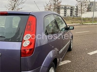 Violeta / lila Usado 2007 Ford Fiesta Ambiente Coupe | 3500 € (Precio justo)