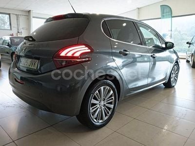 Gris / plata Usado 2016 Peugeot 208 Allure Utilitario | 10.990 € (Caro)