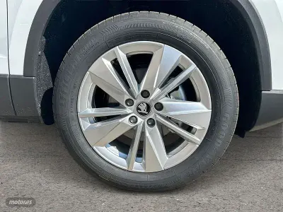 Usado Skoda Karoq Selection 150 CV (110 kW) 2025 Plateado SUV