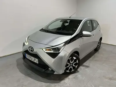 Usado Toyota Aygo X-play 72 CV (52 kW) 2021 Plateado Utilitario