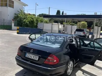 Usado Mercedes E270 Avantgarde 170 CV (125 kW) 2002 Negro Berlina