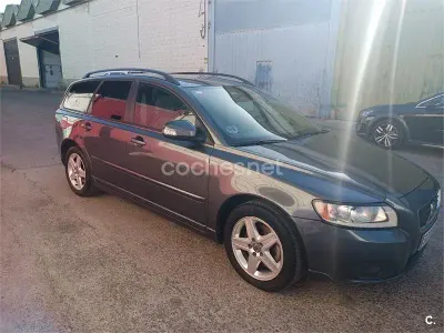 Usado Volvo V50 Momentum 136 CV (100 kW) 2011 Azul Familiar