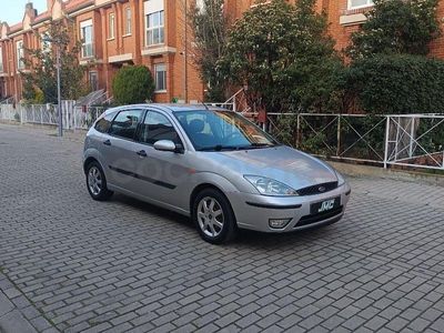 Usado Ford Focus Trend 100 CV (73 kW) 2005 Gris / plata Berlina