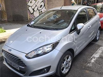 Usado Ford Fiesta Trend 82 CV (60 kW) 2013 Gris / plata Utilitario