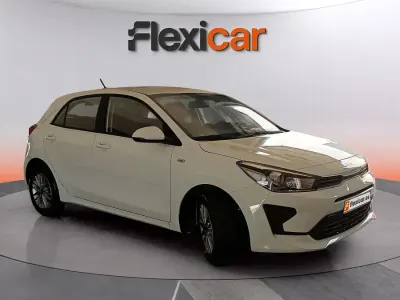 Usado Kia Rio 84 CV (61 kW) 2023 Blanco Berlina
