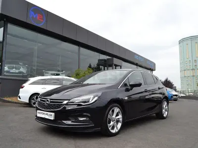 Usado Opel Astra 125 CV (91 kW) 2019 Negro Berlina