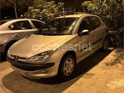 Usado Peugeot 206 90 CV (66 kW) 2000 Gris / plata Berlina