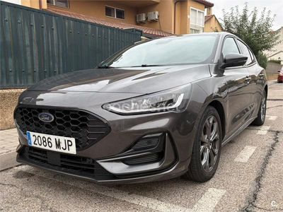 Gris / plata Usado 2023 Ford Focus ST-Line Berlina | 19.690 € (Precio justo)