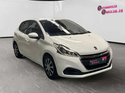 Usado Peugeot 208 Allure 99 CV (72 kW) 2018 Blanco Utilitario