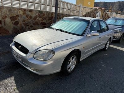 Usado Hyundai Sonata GLS 136 CV (100 kW) 2001 Gris / plata Berlina
