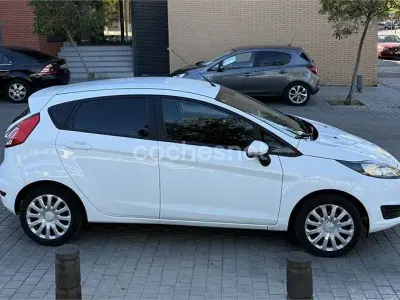 Usado Ford Fiesta Trend 100 CV (73 kW) 2013 Blanco Berlina