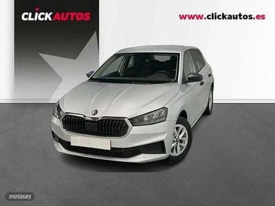 Usado Skoda Fabia Essence 95 CV (69 kW) 2025 Plateado Berlina