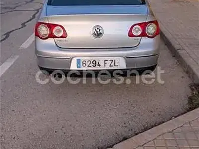 Usado VW Passat Advance 105 CV (77 kW) 2008 Gris / plata Berlina