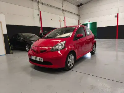 Usado Toyota Aygo 54 CV (39 kW) 2007 Rojo Utilitario