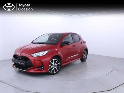 Usado Toyota Yaris Hybrid Style 116 CV (85 kW) 2022 Rojo Utilitario