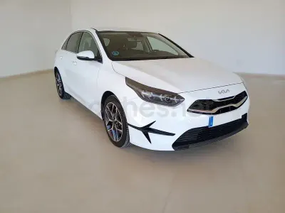 Usado Kia Ceed 120 CV (88 kW) 2023 Blanco Utilitario