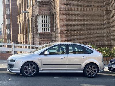 Usado Ford Focus Sport 145 CV (106 kW) 2004 Gris / plata Berlina