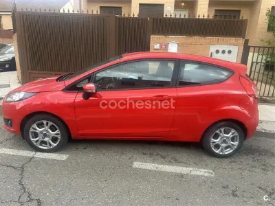 Usado Ford Fiesta Trend 100 CV (73 kW) 2013 Rojo Berlina