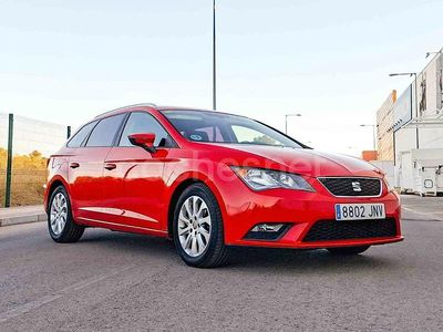 Usado Seat Leon Style 110 CV (80 kW) 2016 Rojo Familiar