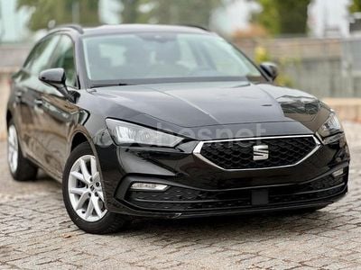 Usado Seat Leon Style 110 CV (80 kW) 2022 Negro Familiar