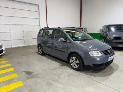 Usado VW Touran Conceptline 100 CV (73 kW) 2004 Gris / plata Monovolumen
