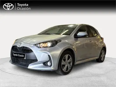 Usado Toyota Yaris Hybrid Active 116 CV (85 kW) 2025 Gris / plata Berlina