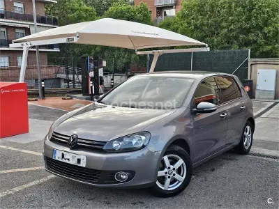 Usado VW Golf VII 105 CV (77 kW) 2012 Gris / plata Berlina
