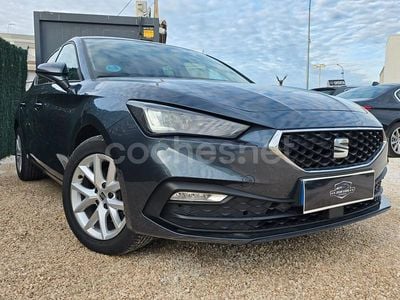 Usado Seat Leon Style 115 CV (84 kW) 2022 Gris / plata Berlina