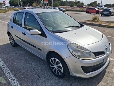 Usado Renault Clio II Dynamique 85 CV (62 kW) 2006 Gris / plata Berlina
