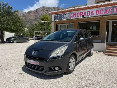 Usado Peugeot 5008 Active 114 CV (83 kW) 2013 Gris Monovolumen