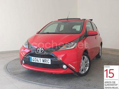 Rojo Usado 2015 Toyota Aygo X-play Utilitario | 6990 €