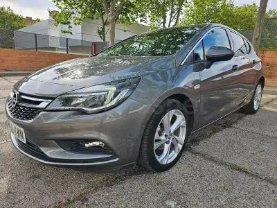 Usado Opel Astra Dynamic 125 CV (91 kW) 2019 Beige Berlina