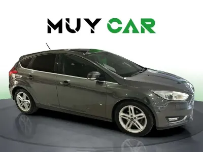 Usado Ford Focus Titanium 125 CV (91 kW) 2018 Gris Utilitario