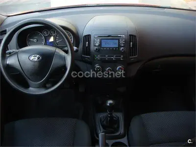 Usado Hyundai i30 Comfort 90 CV (66 kW) 2010 Rojo Berlina
